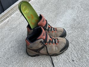 Kids hiking boots size 4 and 6