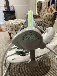 Baby bassinet swing with music