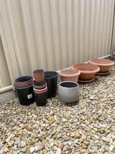 Assorted sizes plastic garden pots x30