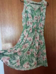 Emerson size 12 floral summer dress.
Worn once. In excellent condition