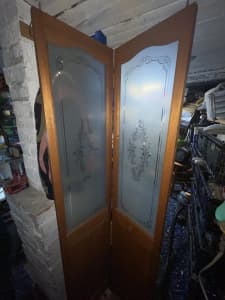 Cedar Bifold door / lovely design / glass panels