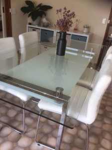 Dining table, glass. 180cm x 90cm. If ad is still up it’s available!