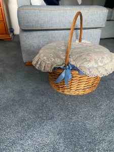 vintage basket with lid in excellent condition