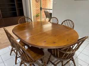 Extendable Dining table & 6 chairs