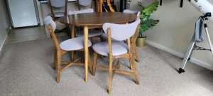 1 x table 4 x chairs and 2x kitchen stools all matching