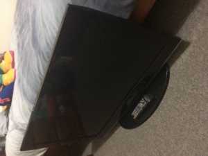 TV Samsung 32 inch lcd with remote in good condition $70
