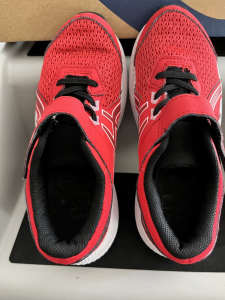 ASICS CONTEND 8 PS ELECTRIC RED/ GUNMETAL RUNNERS -Size 32.5 EU