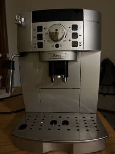 DeLonghi 'Magnifica S' Coffee Machine