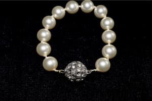 KERRI CRAIG HAND KNOTTED FAUX PEARL BRACELET & MAGNETIC CRYSTAL BALL