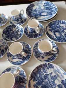 Japan Ironstone blue and white willow dinnerset 8 x every piece in set