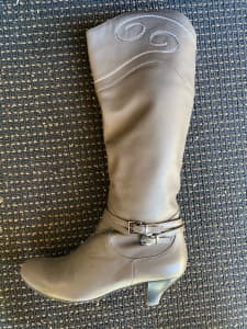 Leather boots size 39