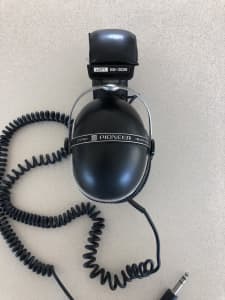 Vintage Pioneer SE-305 Headphones