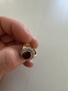 Solid 18ct gold ring with big real diomands and red garnish