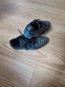 Used child soccer boots 