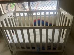 Baby cot/toddler bed