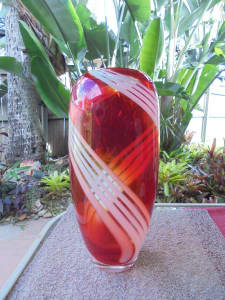 BEAUTIFUL RED & WHITE GLASS VASE 30CM HIGH
