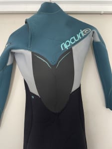 Women’s Rip Curl E4 Flashbomb Heat Seeker wetsuit, size 6. RPP $799