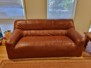 Lounge set, tan leather, 3 seater and 2 chairs