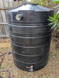 Bushmans 1500 litre water tank, with pump