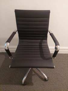 Desk chair leather look 
