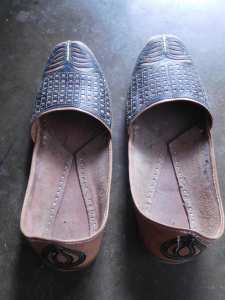 Handmade Rajasthan leather shoes/scuffs with lovely contrast stitching