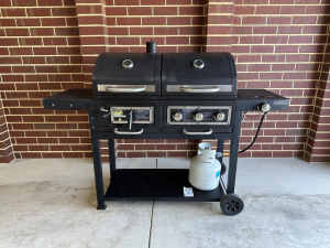3-burner barbecue with smoker and wok burner