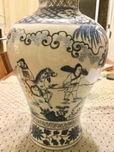 Chinese vase in blue and white porcelain $300