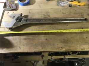 Adjustable angle wrench