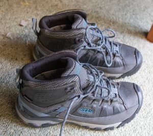 Hiking boots only worn once, size 39