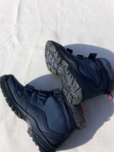 Unisex Snow boots in Size 9