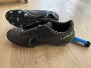 Nike TIEMPO soccer boots size US10 with shin pads and socks