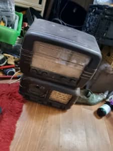 2 vintage radio both for parts only or repair 