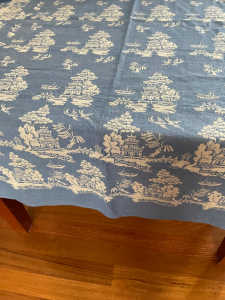 VINTAGE CORNFLOWER BLUE AND WHITE CHINOISERIE 1940S TABLECLOTH