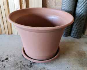 YATES 500MM TERRACOTTA TUSCAN ROUND POT WITH SAUCER