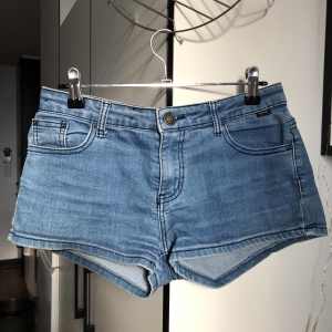 y2k low-rise mini denim shorts size m
