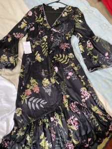 We are kindred women’s floral silk dress. Size 10. Brand new