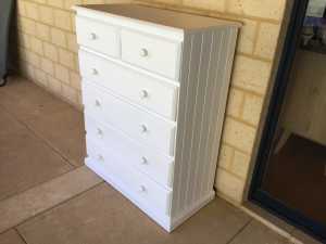 White Chest of drawers