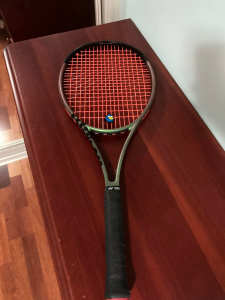 Wilson Blade 98 18x20 v8 tennis racquet