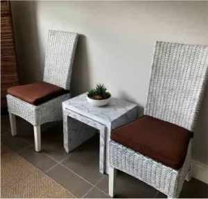2 white rattan dining chairs/Hampton/vintage
