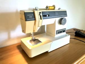Sewing Machine Singer 2000 