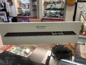 BRAND NEW APPLE MAGIC KEYBOARD WITH TOUCH ID A2520 ONE YEAR WARRANTY