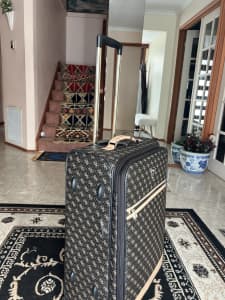Guess Suitcase (Medium)