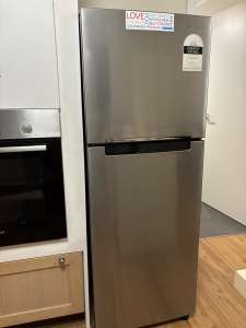 Samsung fridge with great energy efficiency, excellent condition.