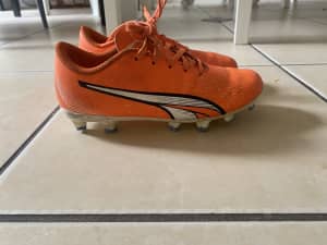 Kid soccer boots size 13