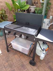 BBQ Jumbuck with new full gas bottle & accessories