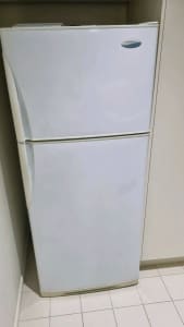 Westinghouse fridge/freezer 390L capacity