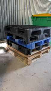Free plastica and wood Pallets 