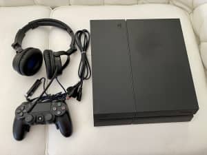 PlayStation 4 Great Condition . Price : $400