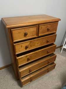 Chest of drawers. Great condition. 