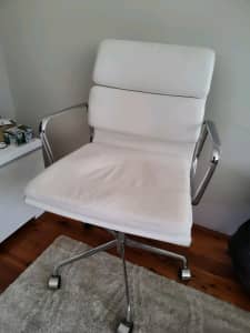 Beautiful white chair in excellent condition with Hydraulic 
